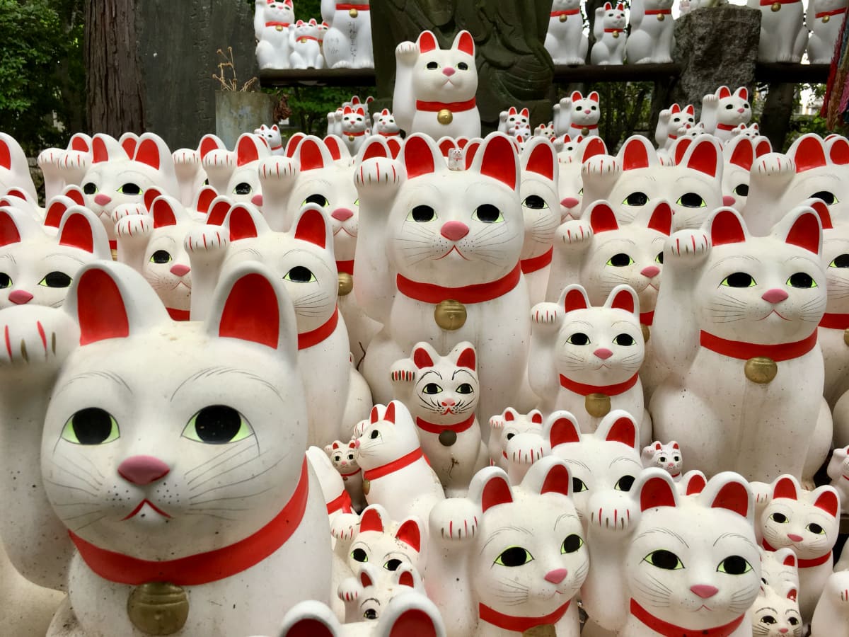 Rows of maneki-neko cat statues at Gotokuji temple